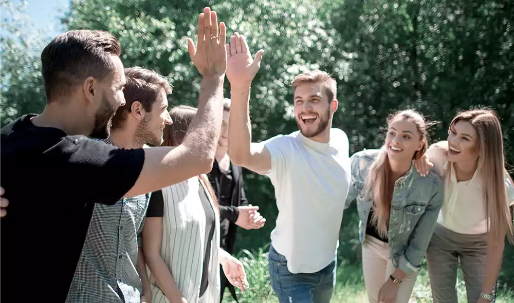 ein Team von Kollegen erlebt gemeinsam eine Landventure Rätselrallye als Outdoor-Teambuilding-Event